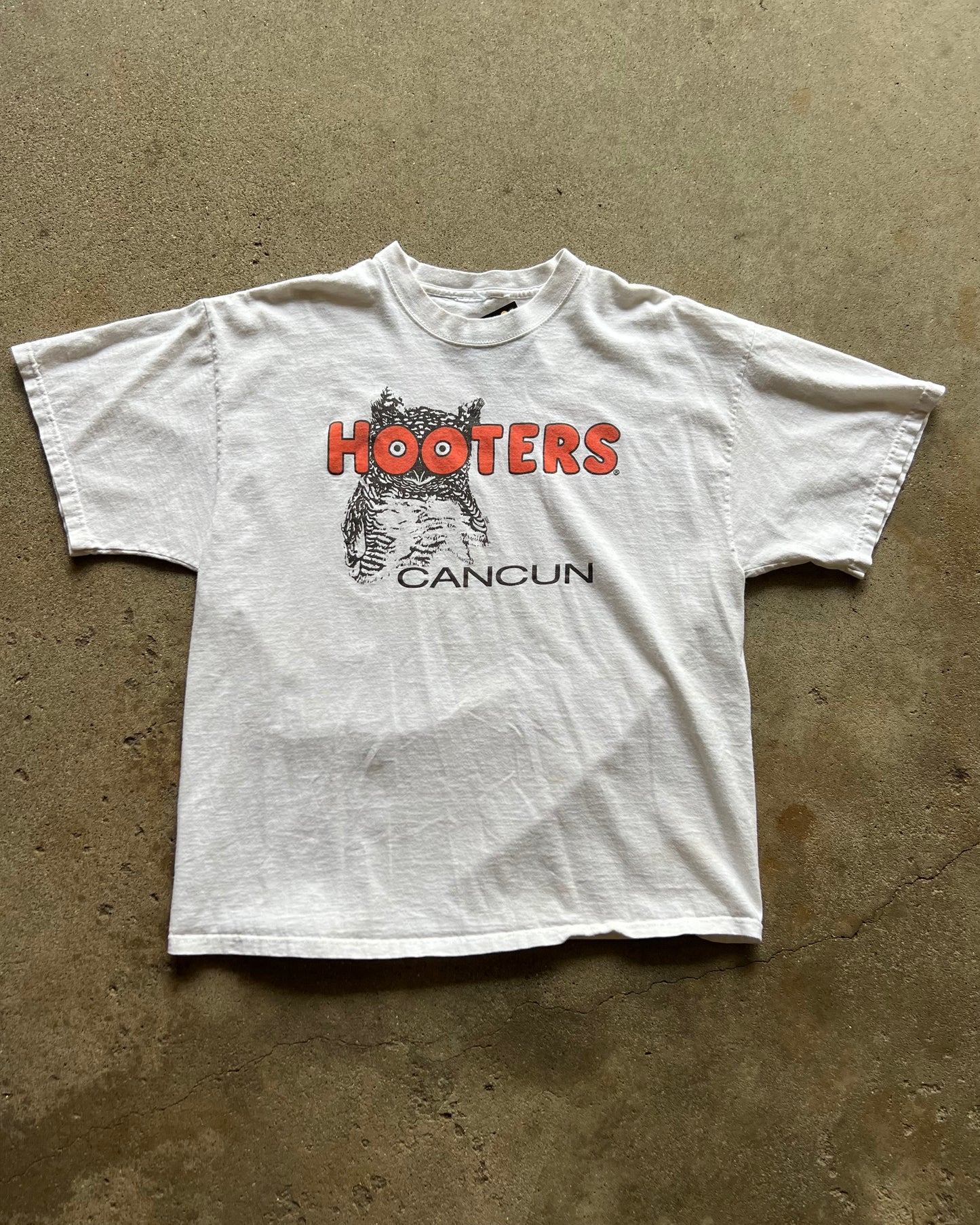 Vintage Hooters Cancun T-Shirt